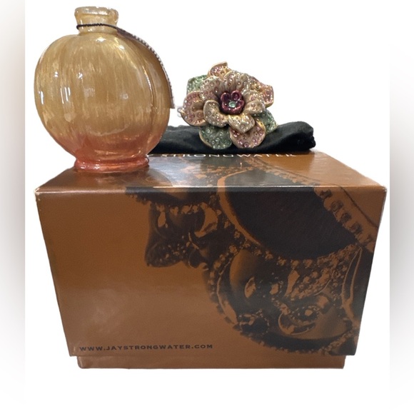 JAY STRONGWATER WINTER ROSE PERFUME BOTTLE IN ORIGINAL BOX!!
NWT
COLLECTORS ITEM - Picture 3 of 6